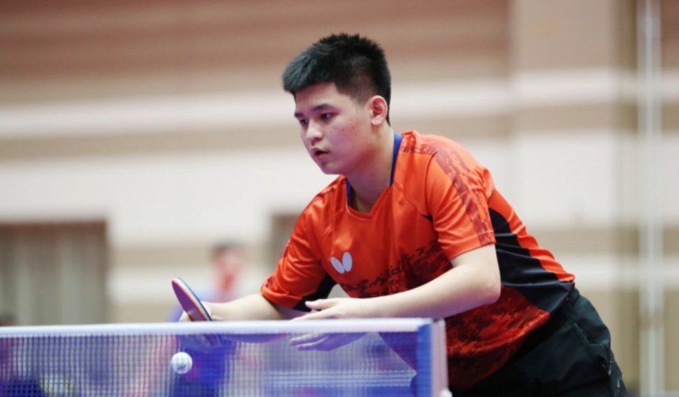 而中场球员 而中场球员